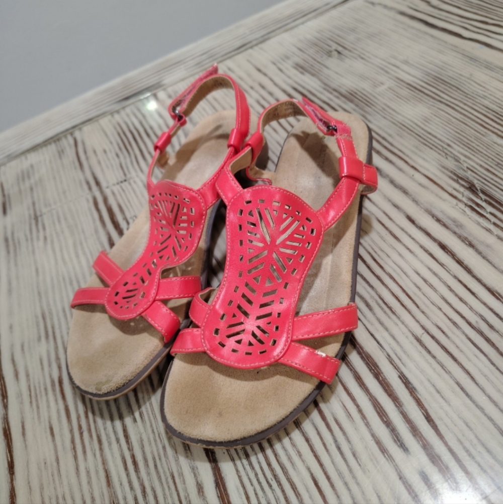 Women’s Peach/ Coral  Laser-Cut Naturalizer Sandals size 7.5